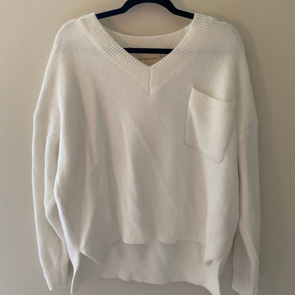 ⭐️ NEW WITH TAGS 🌼 Fuzzy White V-neck Sweater